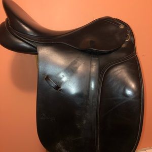 17.5” Dover Dressage Saddle